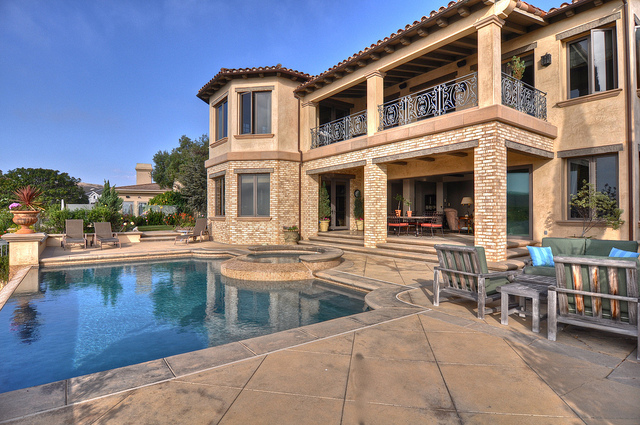 14-pool-back-house
