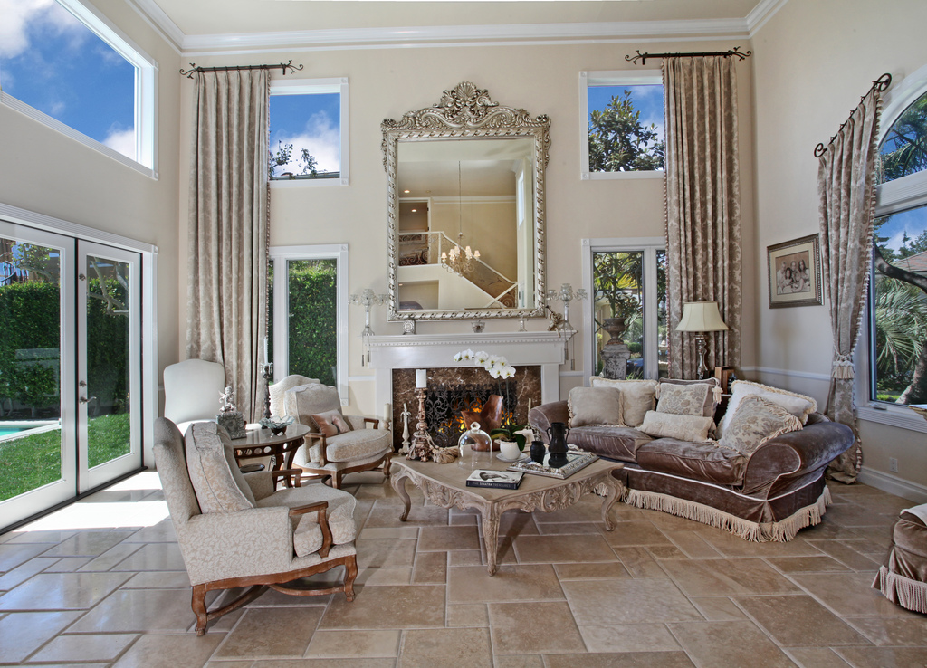 9-via-las-rosas-living